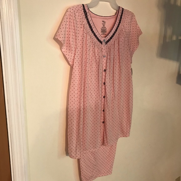 Secret Treasures Other - NWT Secret treasure capris PJ set Secret Treasures Other - NWT Secret treasure capris PJ set
